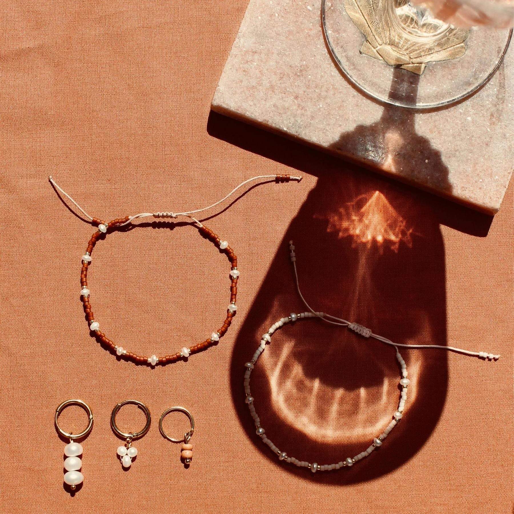Terra bracelet with freshwater pearls