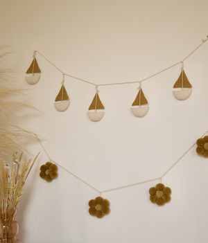 Pom Pom Daisies Garland Mustard