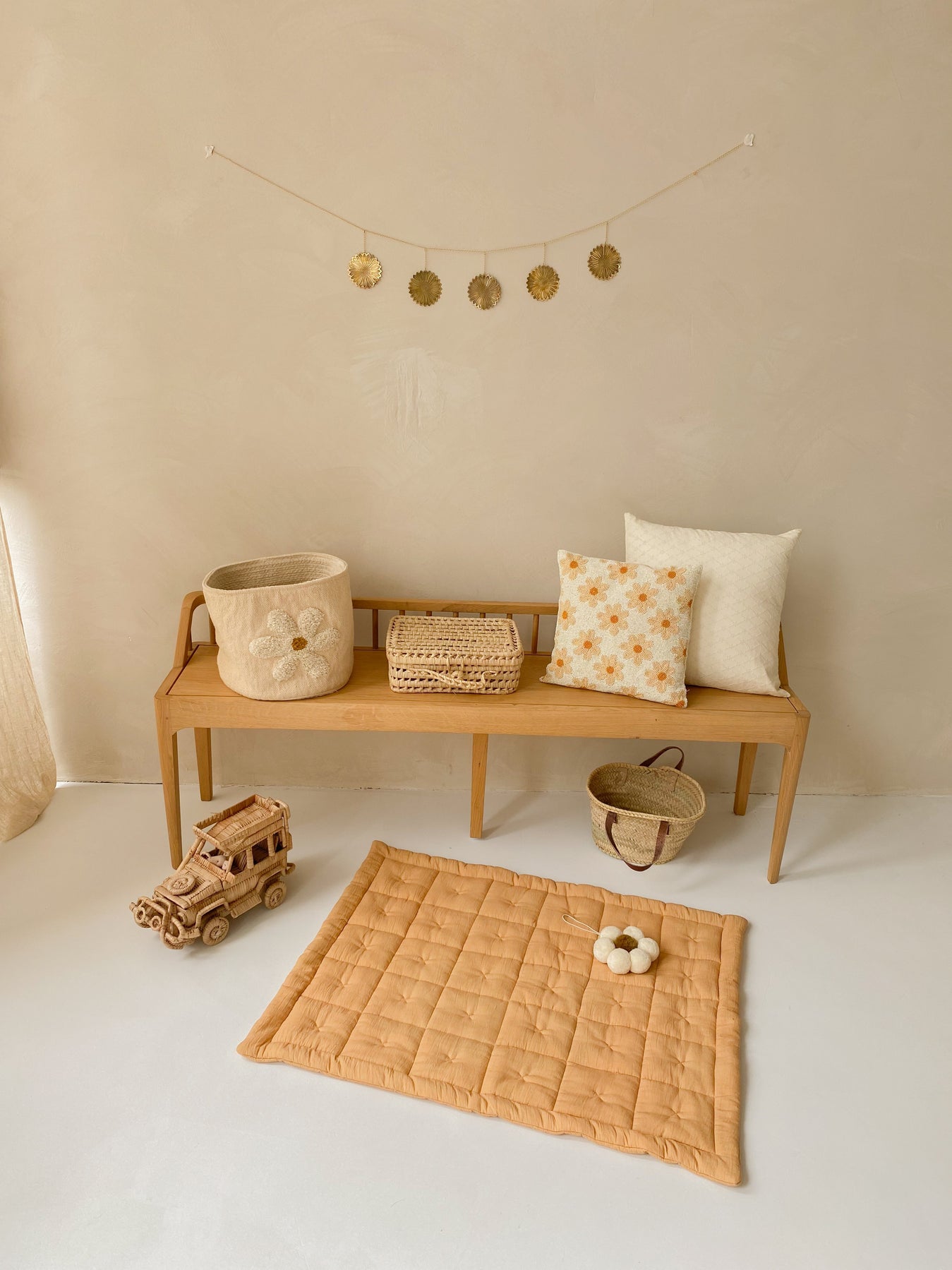 Pom Pom Daisy Hanger Cream