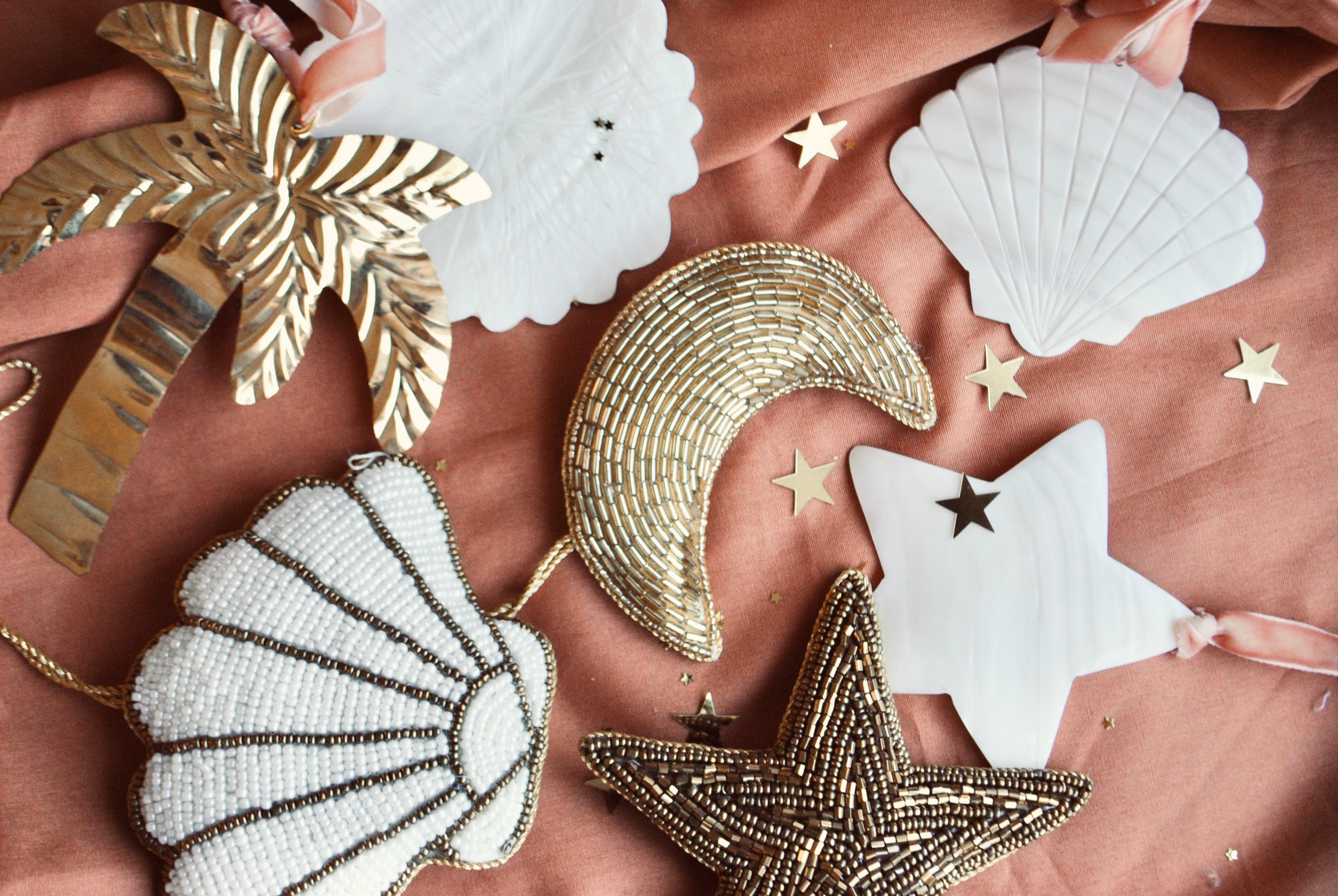 Decorative Hanger Mother of Pearl Daisy